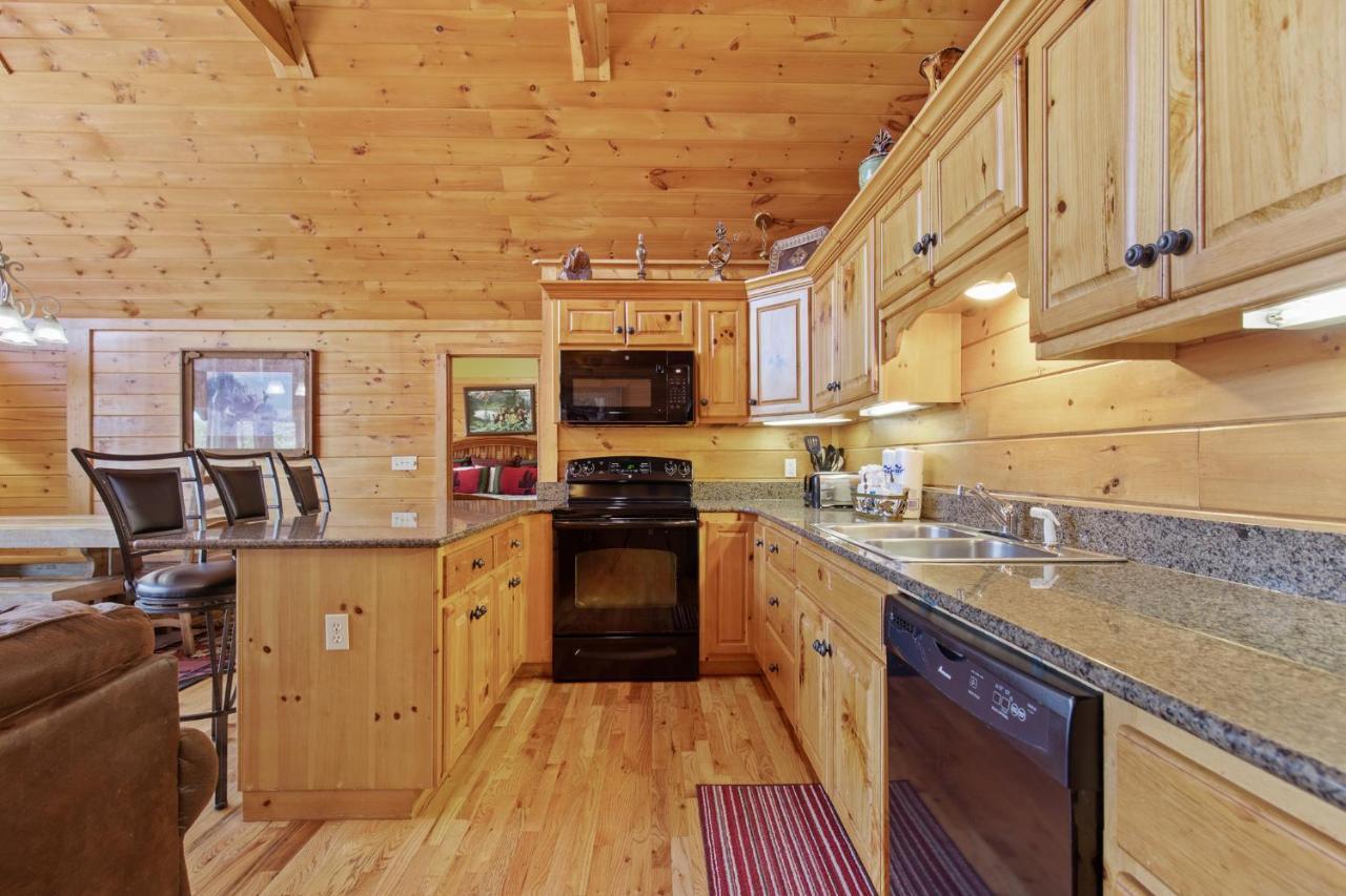 Above The Clouds, 4 Bedrooms, Pool Access, Private, Gaming, Sleeps 16 Гетлинбург Екстериор снимка
