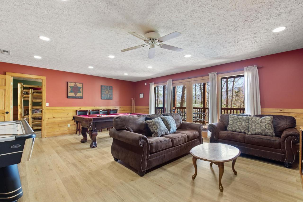 Above The Clouds, 4 Bedrooms, Pool Access, Private, Gaming, Sleeps 16 Гетлинбург Екстериор снимка